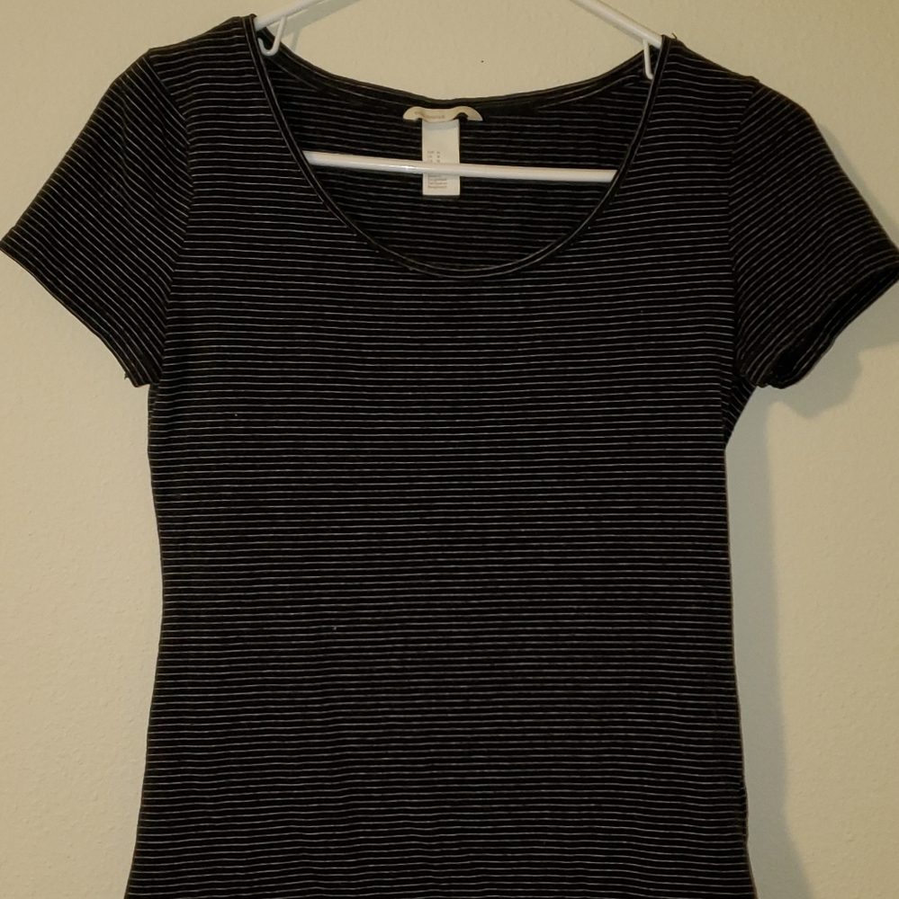 Black and white striped scoop-neck t-shirt